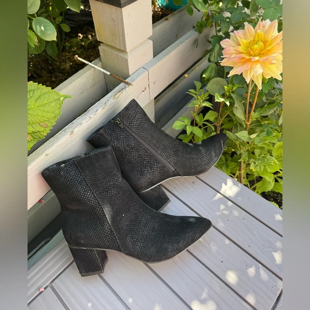 NWT Black Textured Ankle Boots Extra Wide WW Block Heel 8.5WW